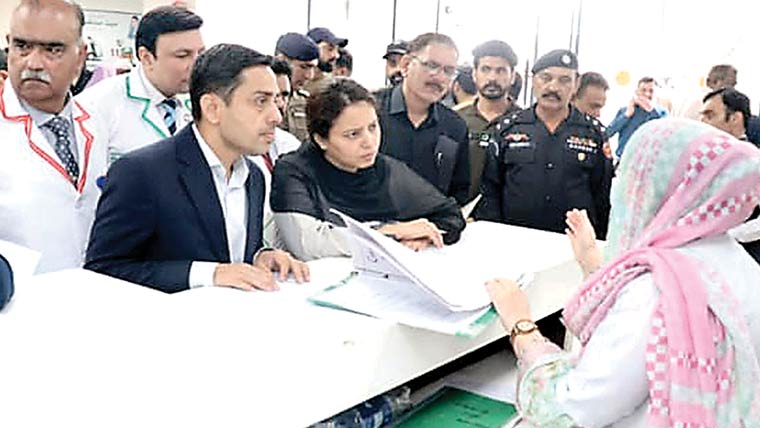 کمشنر،ڈی سی کاجنرل ہسپتال  کادورہ ،طبی سہولیات کاجائزہ