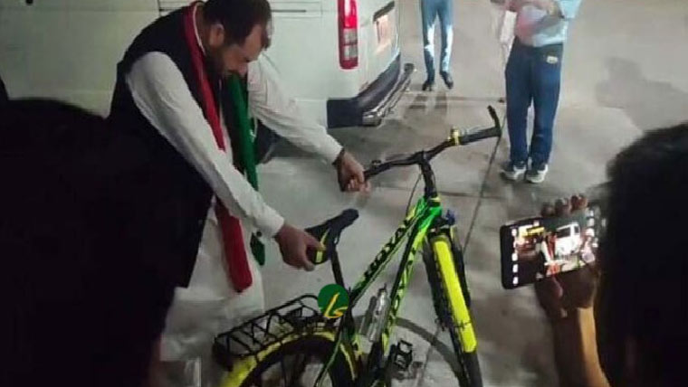 پی ٹی آئی ایم این اے اقبال آفریدی  کی سائیکل پر پارلیمنٹ ہائوس آمد