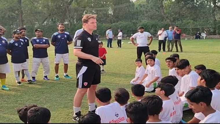 یوئیفا ماسٹر ٹرینر لاہور میں بچوں  کو فٹبال سکھانے میں مصروف