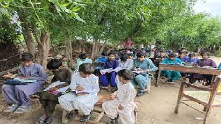 کھپرو:اسکول کی عمارت نہ ہونے سے طلبا کوشدید مشکلات
