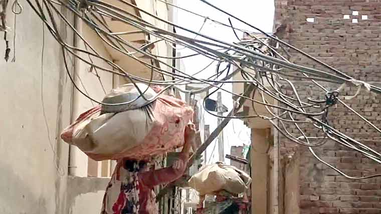 علی پورچٹھہ میں بجلی کے لٹکتے ننگے تار شہریوں کیلئے خطرہ 