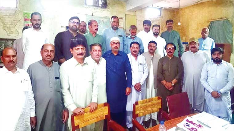 پٹواریوں کی ہڑتال کے با عث سائلین مشکلات کا شکار 