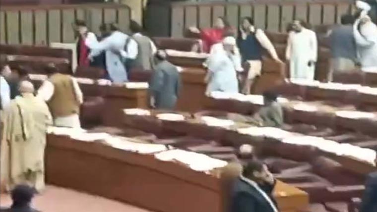  قومی اسمبلی :پی ٹی آئی کے جنید اکبر اقبال آفریدی لڑ پڑے ، تلخی ، ہاتھاپائی