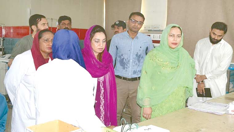ڈپٹی کمشنر خانیوال کا ڈی ایچ کیو ہسپتال کا دورہ، سہولیات کا جائزہ