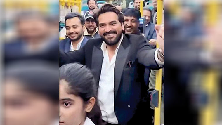 ہمایوں سعید بس کنڈکٹر بن  گئے ، دلچسپ ویڈیو وائرل