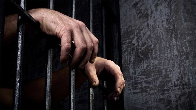 معمولی تلخ کلامی پر خاتون اور ان  کے بیٹے کو زخمی کرنے والا شخص گرفتار