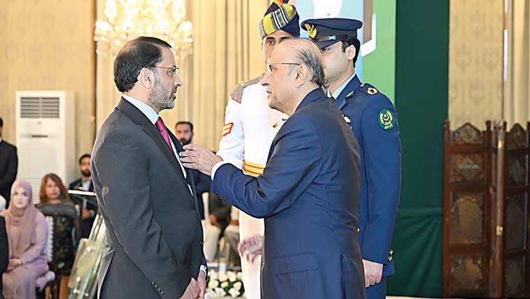 صدرمملکت نے نوید انور چودہری کو تمغہ امتیاز سے نوازا