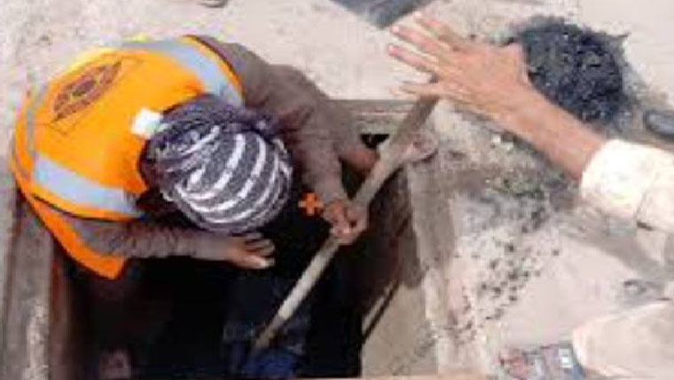 مین ہولز کی صفائی کے دوران عملہ حفاظتی کٹ پہننے کا پابند 