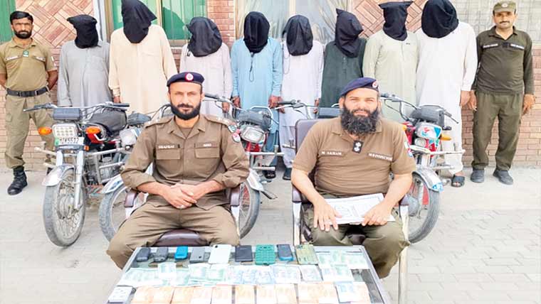  8 جواری گرفتار، 75 ہزار ، 9 موبائل ، 5 موٹر سائیکل برآمد
