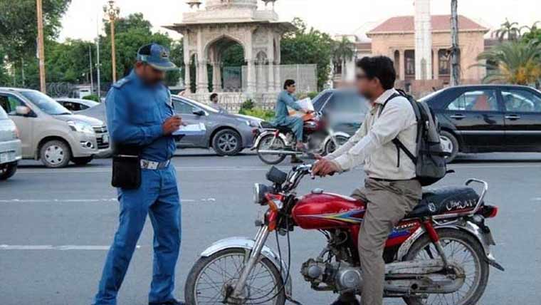  بغیر ہیلمٹ ،لائسنس موٹرسائیکل چلانے پر2ہزار جرمانہ برقرار