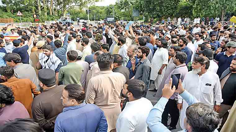 تاجروں کا احتجاج،لاک ڈائون ختم کرنے کیلئے کل تک کاالٹی میٹم 