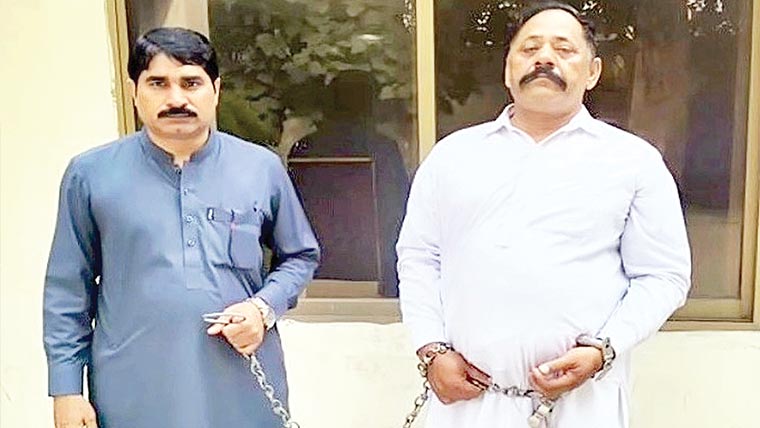 میونسپل کمیٹی کا کلرک اور پٹواری رشوت لیتے گرفتار 