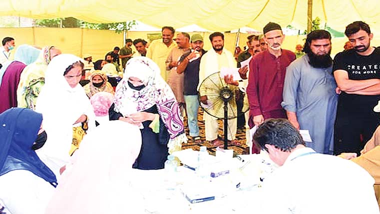 لیگی رہنما رانا فیصل اور ادریس سپال کا  ہسپتال میں سکریننگ کیمپ کا دورہ 