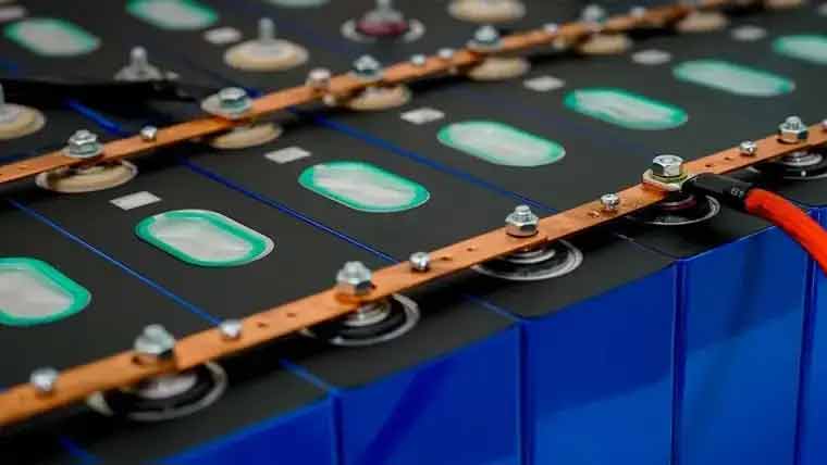 ملک میں لیتھیم بیٹری کی فروخت پرٹیکس نمایاں کم کرنے کامطالبہ