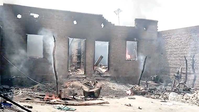 جیکب آباد : پسند کی شادی جرم ٹھہری، لڑکی کے ورثا نے پورا گائوں جلا دیا 