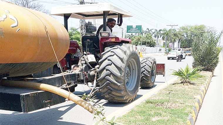 بھمبر روڈ پر ضلع کونسل کی  جانب سے پودوں کی آ بیاری 