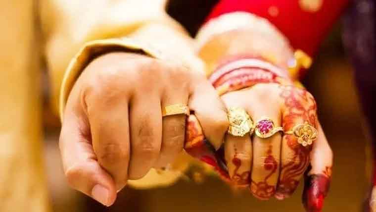 شادی پر جوڑے کی ریسلنگ ، ہارنے والا زندگی بھر گھریلو کام کریگا