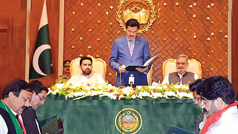 خیبرپختونخوا کابینہ کے 5نئے وزرا نے حلف اٹھا لیا