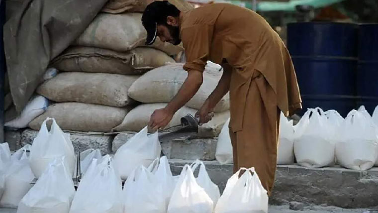 نئے  سرکاری  نرخ  جاری  ہونے  کے  باوجود  شہری  بدستور  مہنگے  داموں  آٹا  خریدنے  پر  مجبور
