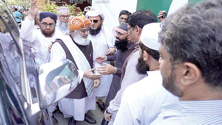 ملک میں عوام کی مرضی کے خلاف حکومتیں قائم:فضل الرحمن