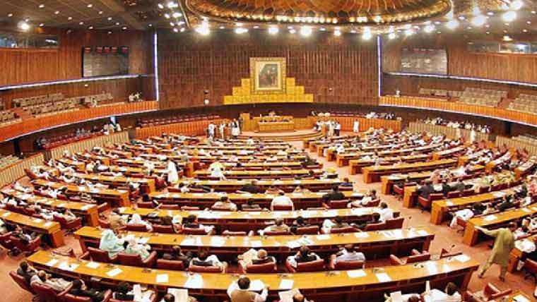  قومی اسمبلی : پی ٹی آئی کا احتجاج ، نعرے، سپیکر ڈائس کے سامنے اپنی اسمبلی لگالی 