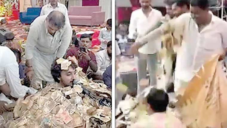  لوک گلوکار پر نوٹوں کی بارش، پیسوں میں دب گئے
