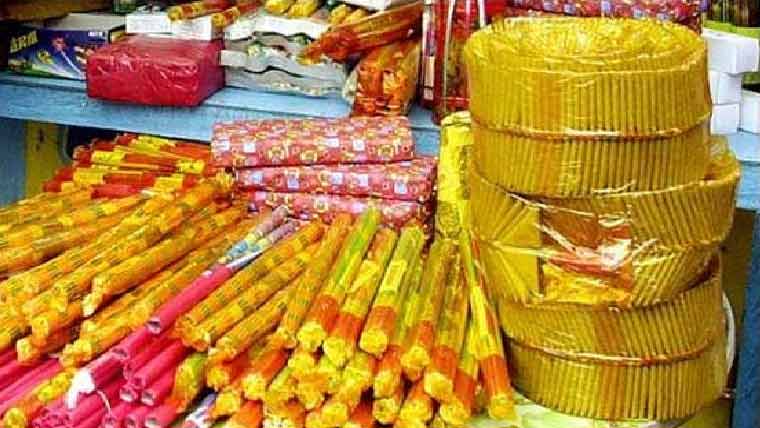 آتش بازی کا سامان لے  جانے والے دو افراد گرفتار