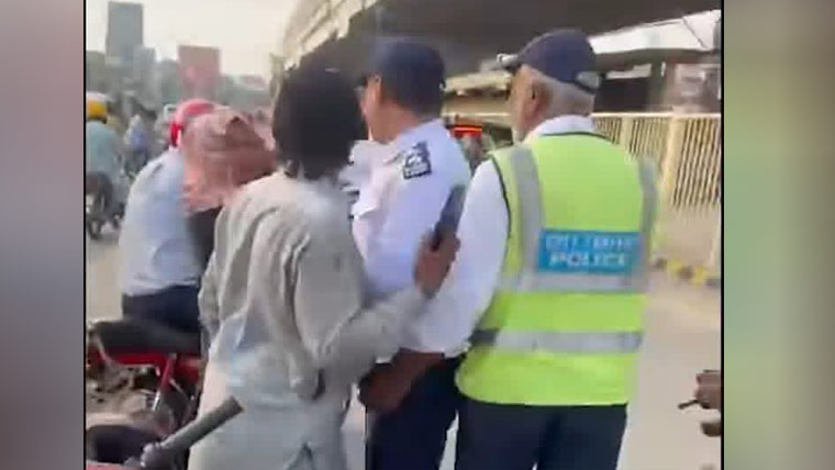 مزنگ:خاتون کو تھپڑ مارنے کی ویڈیووائرل ، ٹریفک وارڈن معطل 