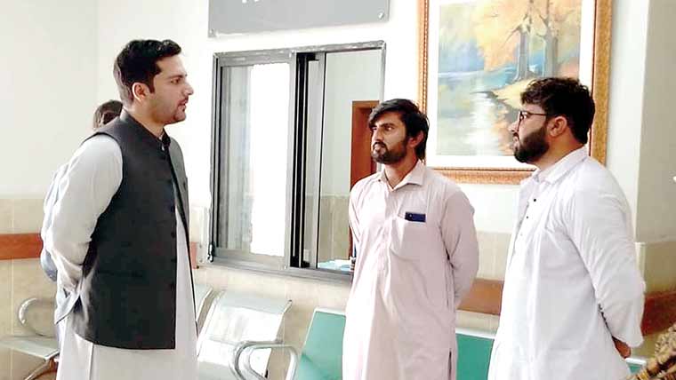 اسسٹنٹ کمشنر میانوالی کا مریم  نواز ہیلتھ کلینک گلمیری کا دورہ 