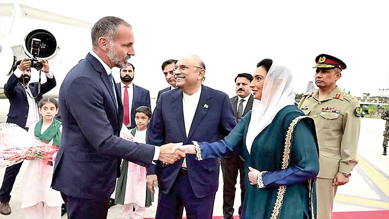 اسماعیلی کمیونٹی کے امام پرنس  رحیم آغا خان پاکستان پہنچ گئے  صدرِ مملکت نے استقبال کیا