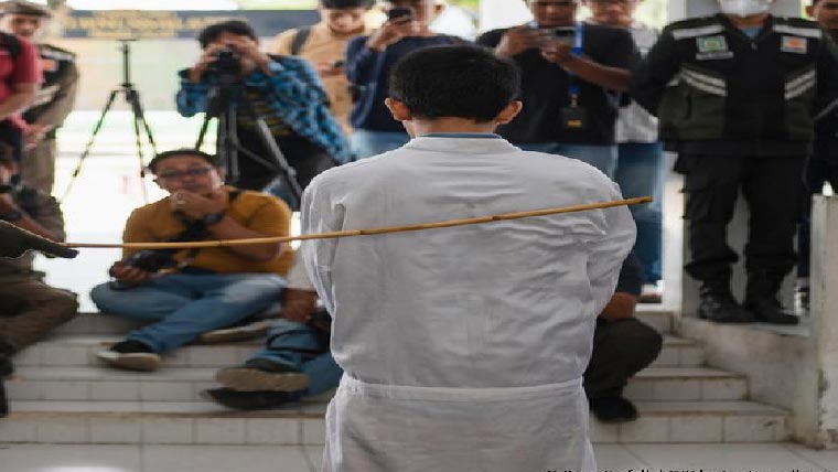 انڈونیشیا:بغیر شادی تعلقات  2جوڑوں کو سرعام کوڑوں کی سزا