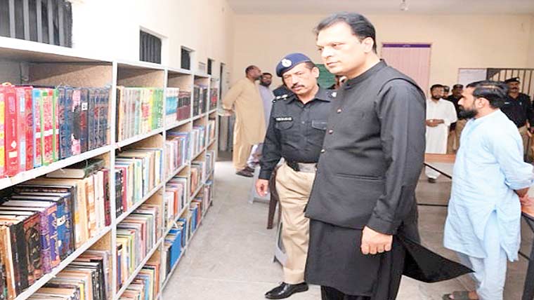 حافظ آ باد :ڈپٹی کمشنر کا دورہ جیل   قیدیوں کیلئے جنرل سٹور کا افتتاح 