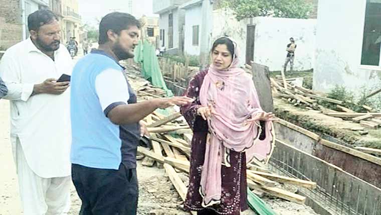 اسسٹنٹ کمشنر بھیرہ  ترقیاتی منصوبوں کا تفصیلی دورہ 