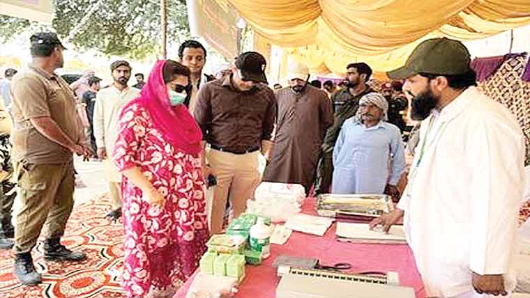 ڈپٹی کمشنر چنیوٹ کا مویشی منڈیوں ، سیل پوائنٹس کا دورہ 