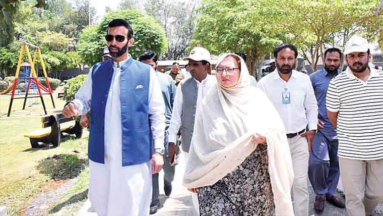 کمشنر فیصل آباد کا دورہ گوجرہ ، ترقیاتی منصوبوں کا جائزہ 