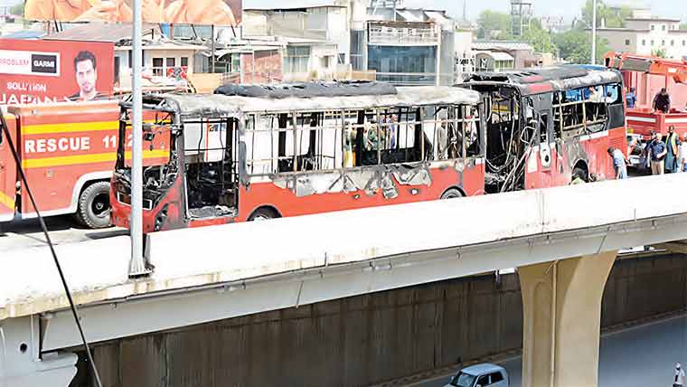  میٹروبس میں آتشزدگی،مسافروں نے شیشے توڑ کرجانیں بچائیں