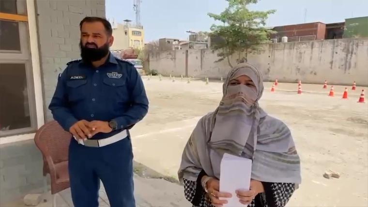  راولپنڈی کی پہلی خاتون نے ایچ ٹی  وی ڈرائیونگ لائسنس حاصل کر لیا 