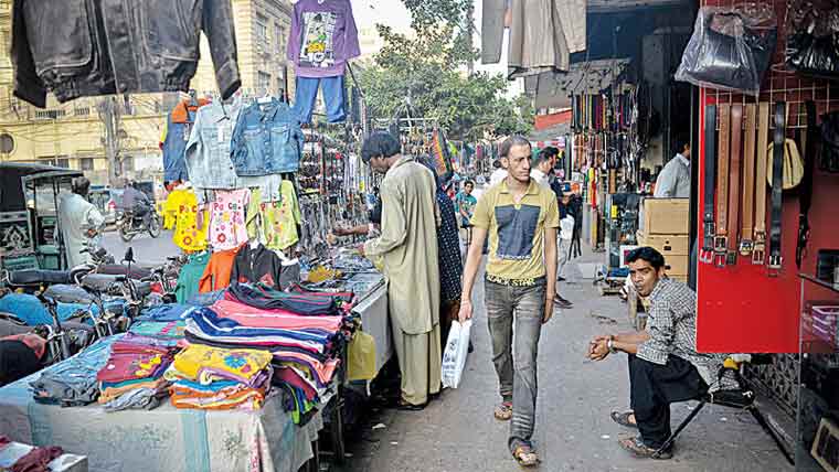 صدر موچی گلی میں تاجر فٹ پاتھ پرکاروبار کرنے پر مجبور