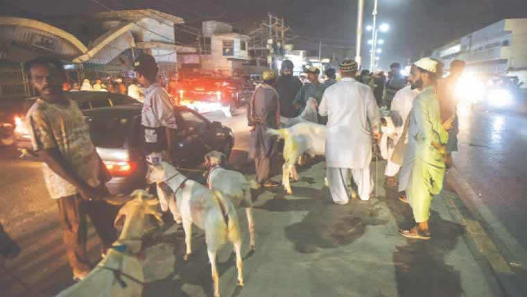 چوراہوں پر غیر قانونی منڈیاں ٹریفک درہم برہم