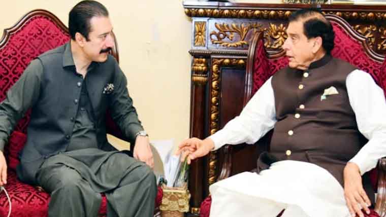 وزیراعظم آزاد کشمیر کی راجہ پرویز اشرف  سے ملاقات، سیاسی صورتحال پر تبادلہ خیال 