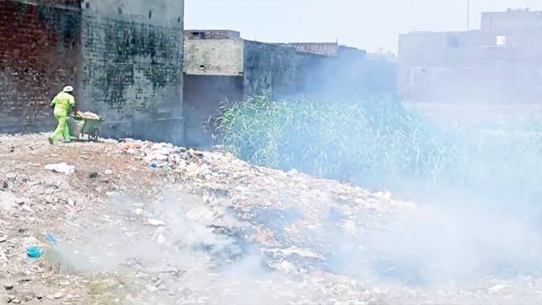  علی پور چٹھہ : صفائی ورکرز کوڑا جمع کر کے جلانے لگے، فضا آلودہ ، شہریوں کا احتجاج