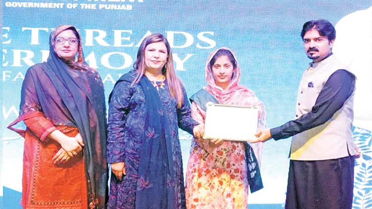 فیصل آباد کی 400 ہنر مند خواتین کو ٹیکسٹائل انڈسٹری میں ملازمت کے لیٹرز تقسیم