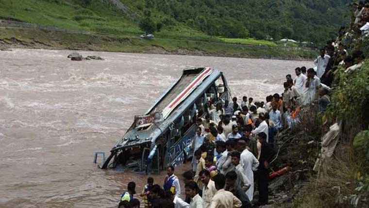 مظفرآباد:5ہزار کے چالان پر  ڈرائیور نے کوچ دریامیں گرادی
