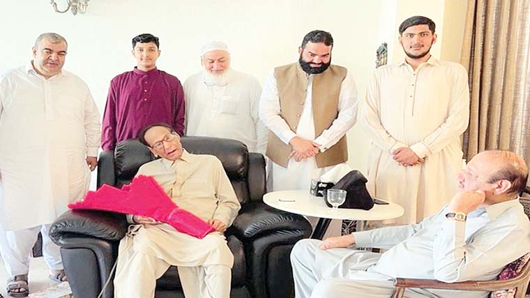 سابق وزیر اعظم چودھری شجاعت  حسین سے سیٹھ برادران کی ملاقات 