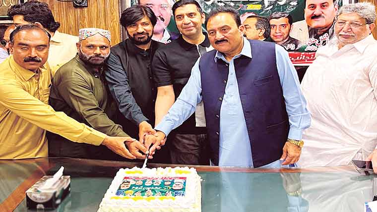 ڈسکہ:یوم تکبیر کے حوالے سے  تقریب ،لیگی رہنمائوں نے کیک کاٹا 