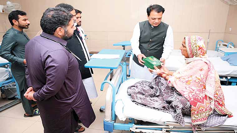 حافظ آباد:ڈپٹی کمشنر کی جانب  سے مریضوں میں مٹھائی تقسیم 