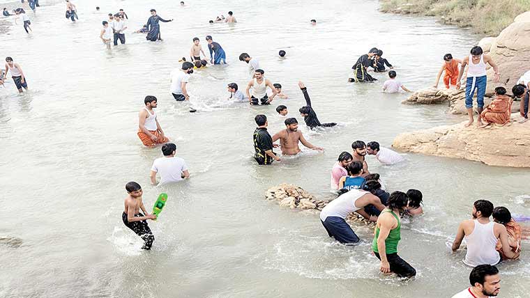 پابندی کے باوجود نہروں میں نہانے والوں کیخلاف مقدمات 