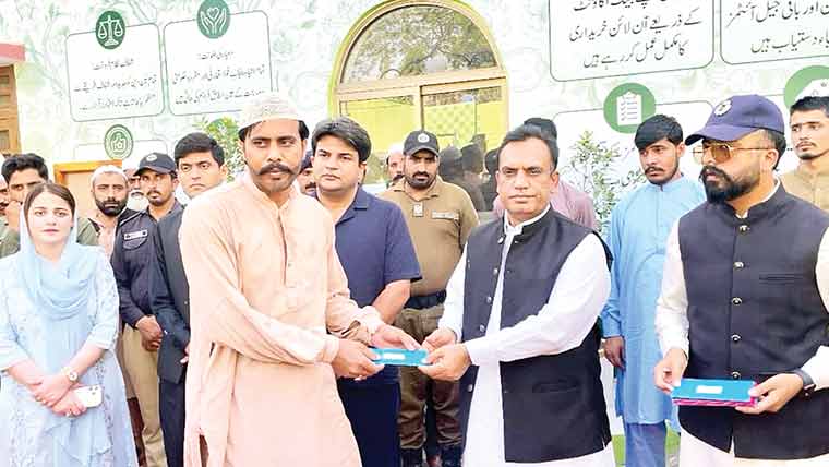 کمشنر سرگودھا کا پر ڈسٹرکٹ  جیل شاہپور کا دورہ ، اسیران  میں مٹھائی اور تحائف تقسیم 
