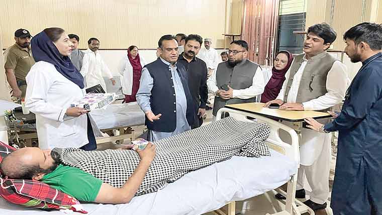 کمشنر کا فیصل مسعود ٹیچنگ ہسپتال (ڈی ایچ کیو) کا دورہ