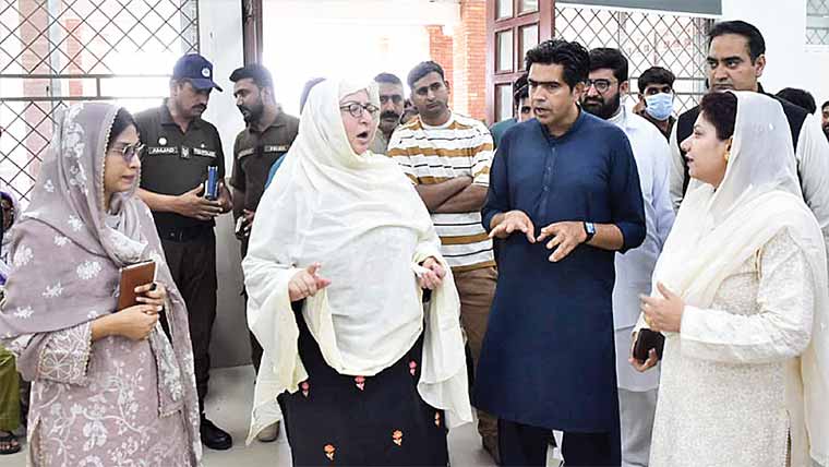 کمشنر کا بھوانہ ہسپتال کا دورہ، ناقص صفائی پر سرزنش 